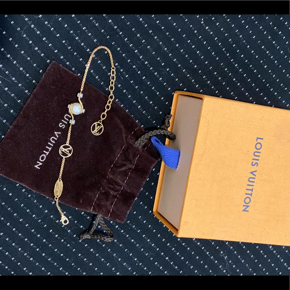 Louis Vuitton Sorrdy Pearls bracelet orig $600